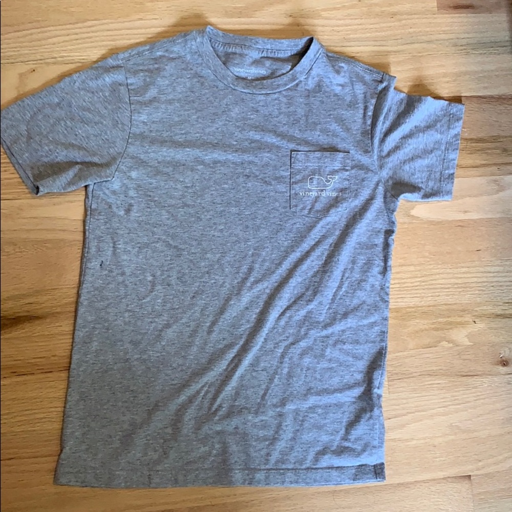 Vineyard Vines grey t-shirt w/ pocket